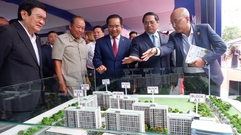 Thủ tướng yêu cầu Long An phát huy vị trí cửa ngõ đồng bằng sông Cửu Long - Ảnh 1. Thủ tướng tham quan mô hình trưng bày quy hoạch tỉnh Long An - Ảnh: SƠN LÂM