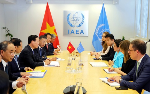 Gặp Chủ tịch nước Võ Văn Thưởng, lãnh đạo IAEA cam kết chuyển giao công nghệ cho Việt Nam - Ảnh 1. Chủ tịch nước Võ Văn Thưởng trong cuộc gặp với quyền tổng giám đốc IAE Najat Mokhtar. Hai bên nhất trí đánh giá hợp tác giữa IAEA và Việt Nam đang phát triển tốt đẹp - Ảnh: TTXVN