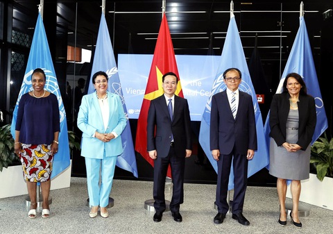Gặp Chủ tịch nước Võ Văn Thưởng, lãnh đạo IAEA cam kết chuyển giao công nghệ cho Việt Nam - Ảnh 2. Chủ tịch nước Võ Văn Thưởng với quyền tổng giám đốc IAEA, lãnh đạo Văn phòng Liên Hiệp Quốc tại Vienna, Tổ chức Phát triển công nghiệp Liên Hiệp Quốc và Tổ chức Hiệp ước cấm thử hạt nhân toàn diện tại Vienna ngày 24-7 - Ảnh: TTXVN