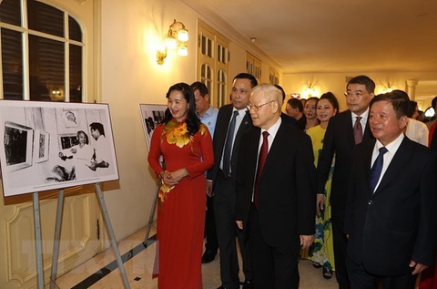 Tổng bí thư Nguyễn Phú Trọng: Đẩy mạnh đổi mới sáng tạo, đáp ứng yêu cầu chấn hưng văn hóa, xây dựng - Ảnh 2. Tổng bí thư Nguyễn Phú Trọng xem một số hình ảnh trưng bày tại buổi lễ - Ảnh: TTXVN