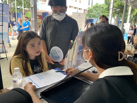 Hơn chục trường đại học công bố điểm sàn, tiếp tục xét học bạ - Ảnh 1. Thí sinh tìm hiểu thông tin tuyển sinh đại học tại Ngày hội lựa chọn nguyện vọng xét tuyển năm 2023 - Ảnh: TRẦN HUỲNH