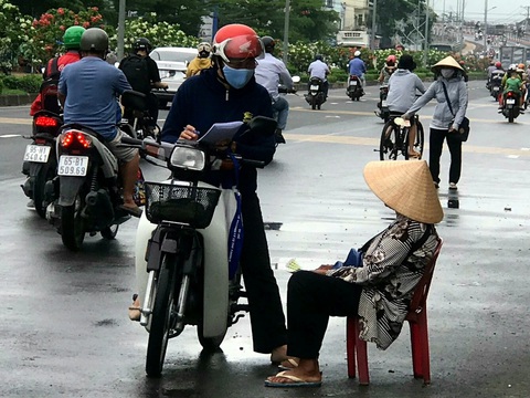 Tràn xuống lòng đường bán vé số - Ảnh 2. Người bán vé số dạo đặt ghế dưới lòng đường 3-2, phường An Bình, quận Ninh Kiều, Cần Thơ để bán vé số - Ảnh: L.DÂN