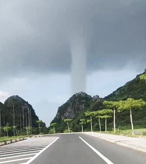 Vòi rồng xuất hiện trên biển Cát Hải - Ảnh 2. Vòi rồng xuất hiện tại huyện Cát Hải, TP Hải Phòng - Ảnh: ĐỨC HIỆP