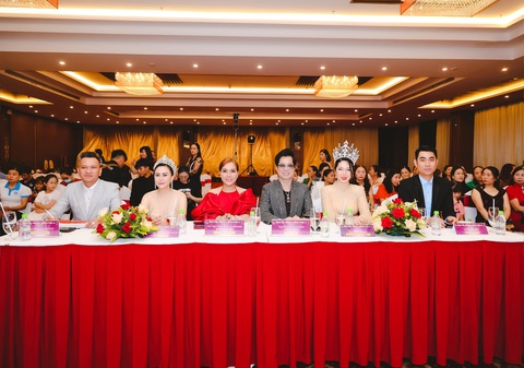 Đêm thi cũng có sự tham dự của Chủ tịch Đặng Gia Bena – Trưởng BTC, ông Trương Tuấn – Phó trưởng BTC, ông Trung Hoàng – Giám đốc truyền thông. Hội đồng ban giám khảo gồm: Danh ca Ngọc Sơn – Trưởng BGK, Hoa hậu thiện nguyện Lý Kim Ngân, Hoa hậu Võ Thu Sương. Ảnh: Đ.H Đêm thi cũng có sự tham dự của Chủ tịch Đặng Gia Bena – Trưởng BTC, ông Trương Tuấn – Phó trưởng BTC, ông Trung Hoàng – Giám đốc truyền thông. Hội đồng ban giám khảo gồm: Danh ca Ngọc Sơn – Trưởng BGK, Hoa hậu thiện nguyện Lý Kim Ngân, Hoa hậu Võ Thu Sương. Ảnh: Đ.H
