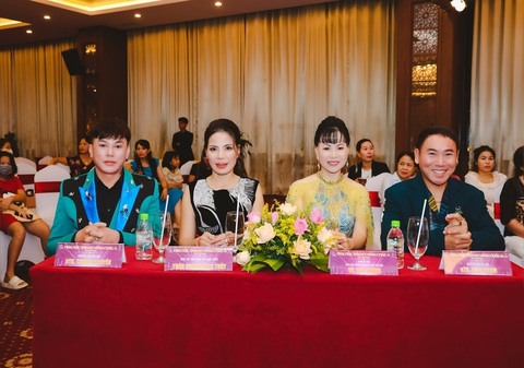 Hoa hậu Võ Thu Sương trên hàng ghế vinh dự cùng NTK Tommy Nguyễn, NTK Thân Hoàng Bích Thủy và NTK Tony Phạm. Ảnh: Đ.H Hoa hậu Võ Thu Sương trên hàng ghế vinh dự cùng NTK Tommy Nguyễn, NTK Thân Hoàng Bích Thủy và NTK Tony Phạm. Ảnh: Đ.H