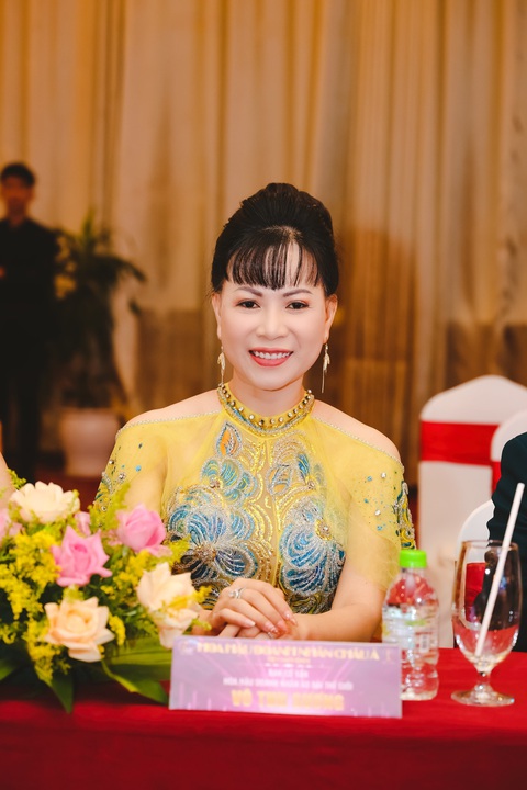 Cận cảnh nhan sắc rạng rỡ của Hoa hậu Võ Thu Sương trên hàng ghế vinh dự của mình. Ảnh: Đ.H Cận cảnh nhan sắc rạng rỡ của Hoa hậu Võ Thu Sương trên hàng ghế vinh dự của mình. Ảnh: Đ.H