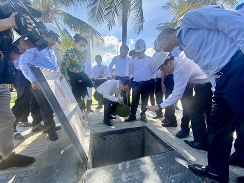 Vì sao Đà Nẵng vẫn có 'nước đen' chảy ra biển sau mưa? - Ảnh 1. Bí thư Thành ủy Đà Nẵng Nguyễn Văn Quảng (người cầm mũ xanh) kiểm tra cống thải chảy ra biển Đà Nẵng - Ảnh: TRƯỜNG TRUNG