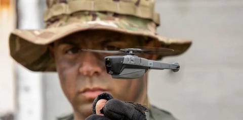 Vi sao Ukraine và hơn 40 quốc gia "mê" drone nhỏ nhất thế giới của Na Uy? - Ảnh 1. Máy bay trinh sát không người lái Black Hornet bỏ túi - Ảnh: FLIR SYSTEMS