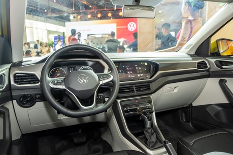 Tin tức giá xe: Volkswagen T-Cross giảm gần 200 triệu, vẫn 'một mình một chợ' - Ảnh 3. Nội thất T-Cross giống Polo mới, ngoại trừ vô lăng. Màn hình trung tâm cảm ứng kích thước 10,25 inch, hỗ trợ Apple CarPlay và Android Auto không dây. Một số tính năng đáng chú ý khác có thể kể đến cụm đồng hồ tốc độ điện tử 8 inch, sạc không dây, ga tự động và cửa sổ trời. Xe có 5 chỗ ngồi - Ảnh: Đại lý Volkswagen/Facebook