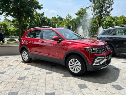 Tin tức giá xe: Volkswagen T-Cross giảm gần 200 triệu, vẫn 'một mình một chợ' - Ảnh 2. Xe được trang bị cụm đèn pha LED với đèn thấu kính projector nhiều chức năng như tự động bật/tắt, điều chỉnh khoảng sáng, đèn ban ngày, đèn sương mù và đèn hỗ trợ vào cua. Bản Luxury có thêm tính năng đèn chào mừng. Mâm xe 17 inch - Ảnh: Đại lý Volkswagen/Facebook