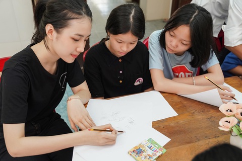 Phan Anh Thư dạy vẽ cho các em nhỏ - Ảnh: NVCC Phan Anh Thư dạy vẽ cho các em nhỏ - Ảnh: NVCC