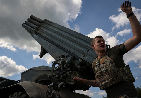 Lực lượng Ukrain bắn rocket về phía lực lượng Nga ở khu vực Donetsk ngày 18-7 - Ảnh: REUTERS Lực lượng Ukraine bắn rocket về phía lực lượng Nga ở khu vực Donetsk ngày 18-7 - Ảnh: REUTERS