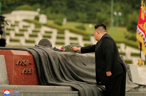 Ông Kim Jong Un đặt vòng hoa tại nghĩa trang quân tình nguyện Trung Quốc - Ảnh 3. Ông cũng cùng các quan chức cấp cao của Triều Tiên đi thăm một vòng nghĩa trang - Ảnh: REUTERS/KCNA