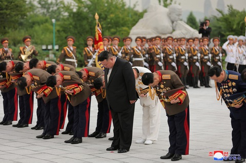 Ông Kim Jong Un đặt vòng hoa tại nghĩa trang quân tình nguyện Trung Quốc - Ảnh 2. Ông Kim Jong Un tưởng nhớ các liệt sĩ quân tình nguyện Trung Quốc trong "Chiến tranh giải phóng tổ quốc" - Ảnh: REUTERS/KCNA