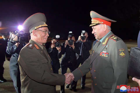 Bộ trưởng Quốc phòng Nga Sergei Shoigui (phải) đến Triều Tiên ngày 25-7 - Ảnh: REUTERS Bộ trưởng Quốc phòng Nga Sergei Shoigui (phải) đến Triều Tiên ngày 25-7 - Ảnh: REUTERS