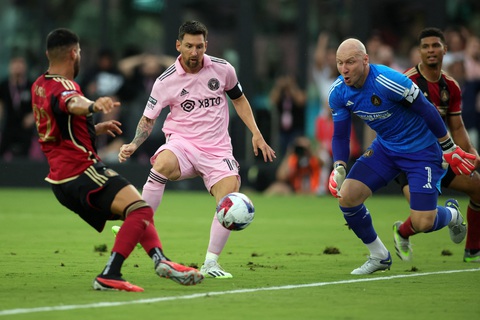 Messi lại rực sáng giúp Inter Miami thắng trận - Ảnh 2. Messi đệm bóng ghi bàn mở tỉ số - Ảnh: REUTERS
