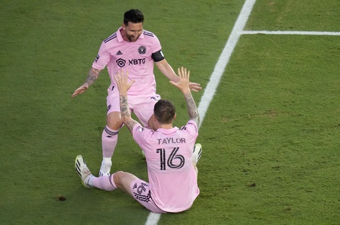 Messi lại rực sáng giúp Inter Miami thắng trận - Ảnh 4. Taylor ăn mừng cùng Messi - Ảnh: REUTERS