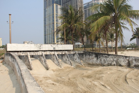 Vận động dân không để nước thải hòa nước mưa ra biển Đà Nẵng - Ảnh 3. Một cống nước mưa ở Đà Nẵng được lấp cát để đảm bảo mỹ quan. Tuy nhiên khi mưa lớn nước mưa thoát từ đây ra rất mạnh - Ảnh: TRƯỜNG TRUNG