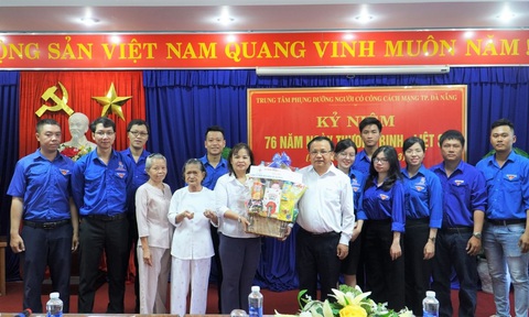 PC Đà Nẵng: Nhiều hoạt động kỷ niệm 76 năm ngày Thương binh Liệt sĩ - Ảnh 3. Công đoàn và Đoàn Thanh niên Công ty đến thăm và tặng quà Trung tâm phụng dưỡng người có công cách mạng thành phố Đà Nẵng
