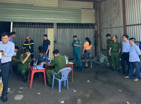 5 nhân viên thoát nước mắc kẹt dưới cống, một người tử vong - Ảnh 2. Lực lượng chức năng đang lấy lời khai những người liên quan để điều tra nguyên nhân - Ảnh: PC07
