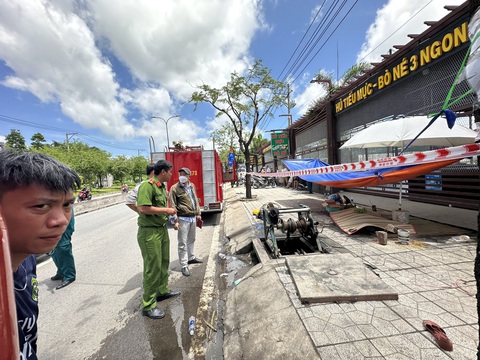5 nhân viên thoát nước mắc kẹt dưới cống, một người tử vong - Ảnh 4. Lực lượng PCCC và cứu nạn cứu hộ nhanh chóng có mặt đưa được bốn người ra ngoài - Ảnh: PC07