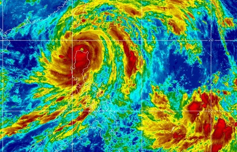 Quét qua đảo Luzon, bão Doksuri giảm cấp khi vào vùng giáp Biển Đông - Ảnh 1. Ảnh mây vệ tinh bão Doksuri với mắt bão khá rõ đang quét qua đảo Luzon, Philippines - Ảnh: MÂY VỆ TINH