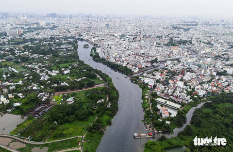Nước trên kênh Tham Lương có màu đen kịt như nhớt, đặc quánh vì ô nhiễm - Ảnh: LÊ PHAN Sông Vàm Thuật, đoạn đầu dự án cải tạo kênh Tham Lương - Bến Cát - rạch Nước Lên - Ảnh: LÊ PHAN