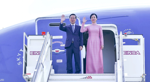 Việt - Ý bén rễ bền chặt từ lịch sử - Ảnh 1. Chủ tịch nước Võ Văn Thưởng và phu nhân đến sân bay quốc tế Fiumicino chiều 25-7 (giờ địa phương), bắt đầu thăm cấp nhà nước Ý và thăm Tòa thánh Vatican - Ảnh: NGUYỄN HỒNG/Báo Thế giới và Việt Nam