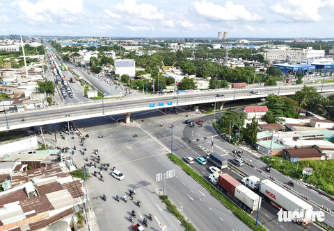 Vụ 355 tỉ đồng chi sai: Nhà đầu tư phải trả cho ngân sách - Ảnh 1. Đường dẫn cầu Phú Mỹ kết nối với nút giao Mỹ Thủy và đường vào cảng Cát Lái (TP Thủ Đức, TP.HCM) - Ảnh: CHÂU TUẤN