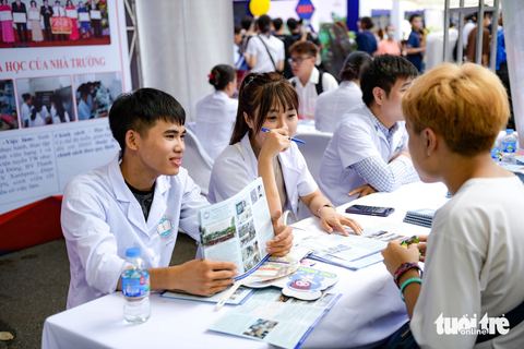 Gần 200 trường đại học, học viện công bố điểm sàn, cao nhất 24,5 điểm - Ảnh 1. Học sinh tham gia Ngày hội lựa chọn nguyện vọng xét tuyển đại học 2023 do báo Tuổi Trẻ tổ chức tại Hà Nội - Ảnh: NAM TRẦN