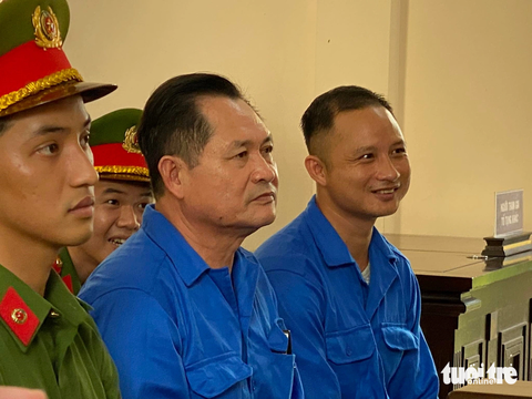 Cho vay lãi nặng và rửa tiền, cha con nhà Thiện Soi hầu tòa - Ảnh 1. Cha con nhà Thiện Soi tại tòa - Ảnh: ĐÔNG HÀ