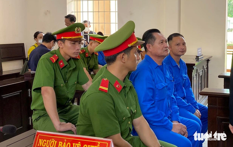 Cho vay lãi nặng và rửa tiền, cha con nhà Thiện Soi hầu tòa - Ảnh 3. Cha con nhà Thiện Soi tại tòa - Ảnh: ĐÔNG HÀ
