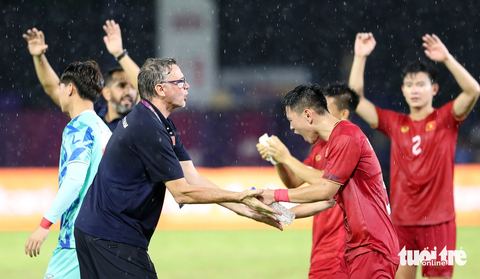 HLV Philippe Troussier dự bốc thăm vòng loại World Cup 2026 và Asian Cup 2027 - Ảnh 2. HLV Philippe Troussier cùng U23 Việt Nam tại SEA Games 32 - Ảnh: N.K.