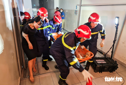 Diễn tập PCCC: Khi tòa nhà Saigon Centre 43 tầng ở trung tâm TP.HCM bốc cháy - Ảnh 3. Lúc này, khách hàng và nhân viên tại tầng 5 hoảng loạn, di chuyển ồ ạt vào thang máy. Sau đó thang máy gặp sự cố nên bị dừng đột ngột. Bên trong cabin thang máy có nhiều người chen lấn, khó thở, tâm lý hoảng loạn nên một số người đã ngất xỉu.