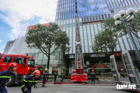 Diễn tập PCCC: Khi tòa nhà Saigon Centre 43 tầng ở trung tâm TP.HCM bốc cháy - Ảnh 7. Ngay khi nhận tin báo, Chỉ huy Phòng PC07 Lê Tấn Châu yêu cầu các đơn vị trực thuộc huy động lực lượng, phương tiện trực trong ngày đến ngay hiện trường. Đồng thời điều động Đội cảnh sát phòng cháy chữa cháy và cứu hộ cứu nạn Công an quận 1 phối hợp với Bệnh viện quận 1, Hội Chữ thập đỏ quận 1,..