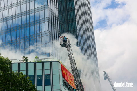 Diễn tập PCCC: Khi tòa nhà Saigon Centre 43 tầng ở trung tâm TP.HCM bốc cháy - Ảnh 8. Đến hiện trường, chỉ huy chỉ đạo các đơn vị nghiệp vụ khẩn trương tổ chức trinh sát, tìm kiếm, cứu nạn, cứu hộ bên trong tòa nhà, đồng thời triển khai công tác chữa cháy, ngăn cháy lan và bảo vệ cấu kiện công trình phục vụ công tác tìm kiếm cứu nạn, cứu hộ.
