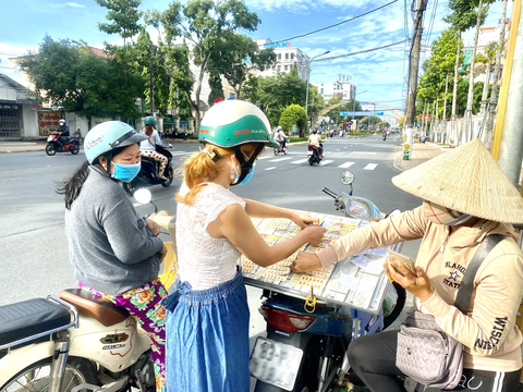 Tràn xuống đường bán vé số ở miền Tây - Ảnh 3. Tại ngã ba đường Trần Hưng Đạo - Trần Văn Sắc (phường 2, TP Sóc Trăng, tỉnh Sóc Trăng), chị Linh đậu xe gắn máy, bày vé số dưới lòng đường, rất nguy hiểm cho những người tham gia giao thông