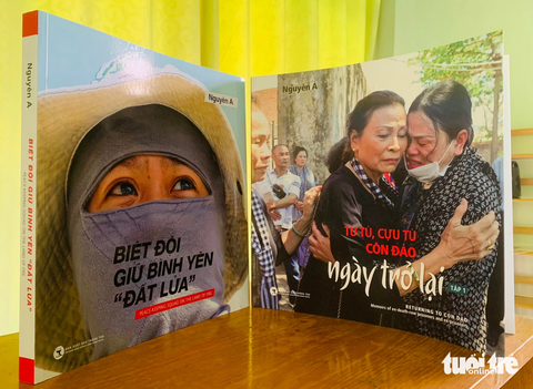 Hai cuốn sách ảnh ra mắt dịp 27-7 năm nay của nghệ sĩ nhiếp ảnh Nguyễn Á - Ảnh: PHẠM VŨ Hai cuốn sách ảnh ra mắt dịp 27-7 năm nay của nghệ sĩ nhiếp ảnh Nguyễn Á - Ảnh: PHẠM VŨ
