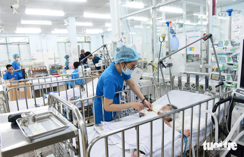 Trẻ mắc bệnh tay chân miệng phải đặt nội khí quản nhiều hơn 10 năm qua - Ảnh 1. Khoa hồi sức nhiễm Bệnh viện Nhi đồng 1 (TP.HCM) ngày 26-7 điều trị 8 trẻ (ở độ tuổi 2-3) mắc bệnh tay chân miệng, trong đó có 7 trẻ thở máy. Mỗi ngày đều có trẻ mắc bệnh mới nhập viện. Trung bình mỗi ngày có 5-6 trẻ đặt nội khí quản - Ảnh: DUYÊN PHAN