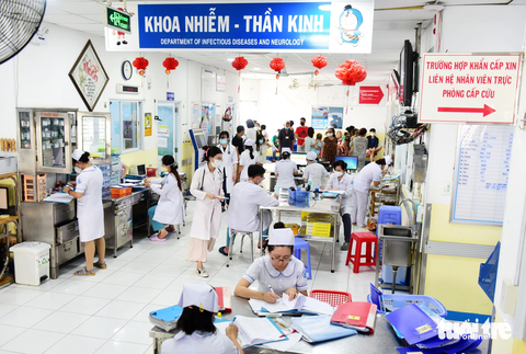 Trẻ mắc bệnh tay chân miệng phải đặt nội khí quản nhiều hơn 10 năm qua - Ảnh 5. Các y bác sĩ khoa nhiễm - thần kinh Bệnh viện Nhi đồng 1 (TP.HCM) làm việc hết công suất khi số trẻ mắc tay chân miệng nhập viện tăng cao - Ảnh: DUYÊN PHAN