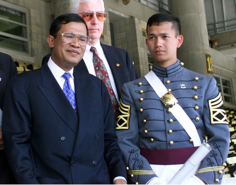 Thủ tướng Hun Sen thăm con trai Hun Manet lúc này đang học tại Học viện quân sự West Point danh giá của Mỹ. Bức ảnh được chụp năm 1999. Ông Hun Manet là người Campuchia đầu tiên tốt nghiệp học viện này - Ảnh: AFP Thủ tướng Hun Sen thăm con trai Hun Manet lúc này đang học tại Học viện quân sự West Point danh giá của Mỹ. Bức ảnh được chụp năm 1999. Hun Manet là người Campuchia đầu tiên tốt nghiệp học viện này - Ảnh: AFP