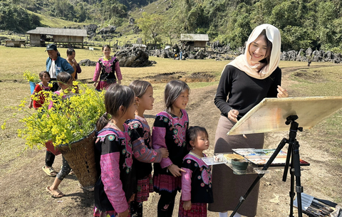 Trẻ em vùng cao thích thú ngắm họa sĩ Phan Anh Thư vẽ tranh - Ảnh: NVCC Trẻ em vùng cao thích thú ngắm Phan Anh Thư vẽ tranh - Ảnh: NVCC