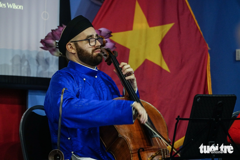 Tình ca Tây Bắc, Chú ếch con qua tiếng đàn cello của chàng rể Việt - Ảnh 3. Trong trang phục áo ngũ thân, chàng rể Việt Wilson "mê hoặc" khán giả với tiếng đàn cello du dương - Ảnh: NGUYỄN HIỀN