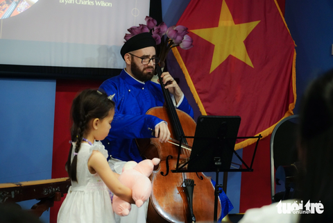 Tình ca Tây Bắc, Chú ếch con qua tiếng đàn cello của chàng rể Việt - Ảnh 4. Cô con gái mang hai dòng máu Việt - Mỹ của anh cũng góp mặt trong màn trình diễn nhạc phẩm Nhật ký của mẹ - Ảnh: NGUYỄN HIỀN