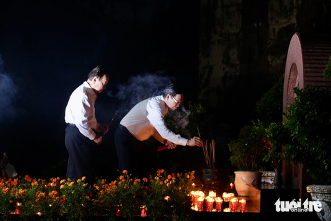 Chủ tịch UBND TP.HCM dâng hương, thắp nến tri ân anh hùng, liệt sĩ - Ảnh 5. Lãnh đạo TP lặng lẽ dâng hương tại nghĩa trang liệt sĩ TP - Ảnh: HỮU HẠNH
