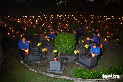 Chủ tịch UBND TP.HCM dâng hương, thắp nến tri ân anh hùng, liệt sĩ - Ảnh 6. Đoàn viên, thanh niên TP.HCM thắp nến tri ân các liệt sĩ - Ảnh: HỮU HẠNH