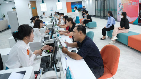 Vốn 'ế', ngân hàng ngóng khách vay - Ảnh 1. Sau khi Chính phủ yêu cầu có giải pháp giảm lãi suất cho vay, nhiều ngân hàng đã công bố các gói lãi suất ưu đãi, với lãi suất cho vay phổ biến từ 7,5 - 8,5%/năm, thấp nhất chỉ còn 5%/năm - Ảnh: Ngọc Phượng
