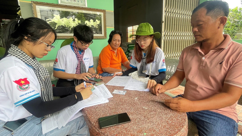 Chuyển đổi số về vùng quê Tháp Mười - Ảnh 1. Đội hình trí thức khoa học trẻ tình nguyện TP.HCM đến nhà dân hướng dẫn bà con sử dụng các ứng dụng, cái đặt định danh điện tử - Ảnh: ĐẶNG TUYẾT