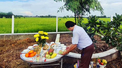 Nguyễn Trọng Tuyển - bí mật sự hy sinh anh hùng - Kỳ 2: Cuộc chia tay vĩnh biệt - Ảnh 1. Mâm giỗ được cúng ngay vị trí từng là căn hầm ông Nguyễn Trọng Tuyển hy sinh - Ảnh: QUỐC MINH