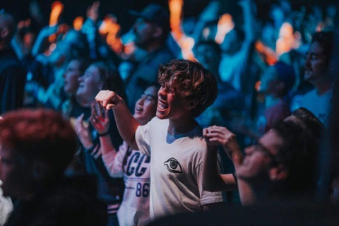 La hét đến 'bể phổi' ở concert nhóm nhạc thần tượng - Ảnh 1. La hét "quá sung", ai ngờ... "bể phổi"!
